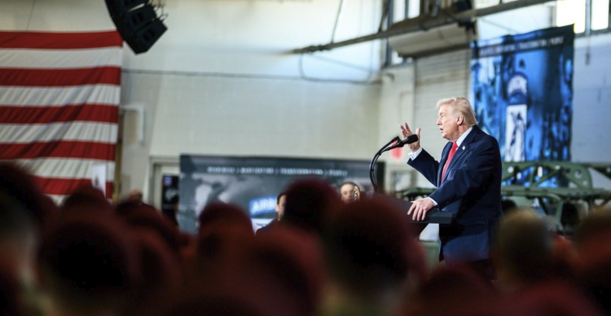 川普驱逐300人豪掷4000万,纳税人买单